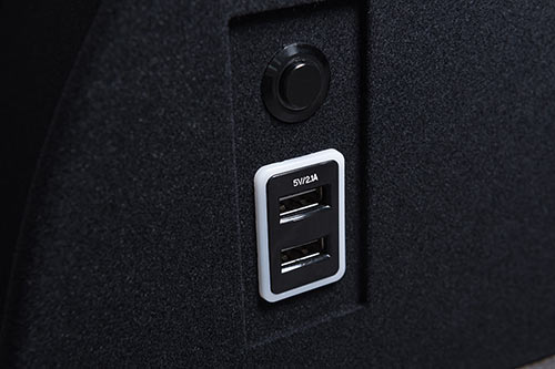 USBソケットは2つ口仕様。イルミで充電状態を確認可能。